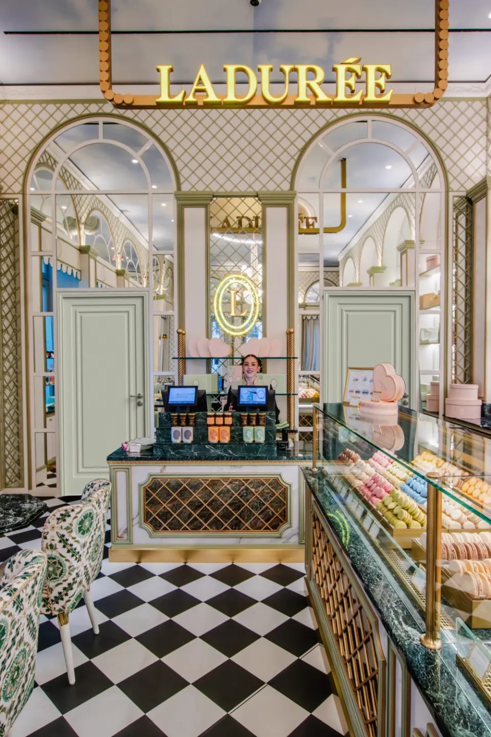 Εσωτερικό καταστήματος Ladurée στην Αθήνα