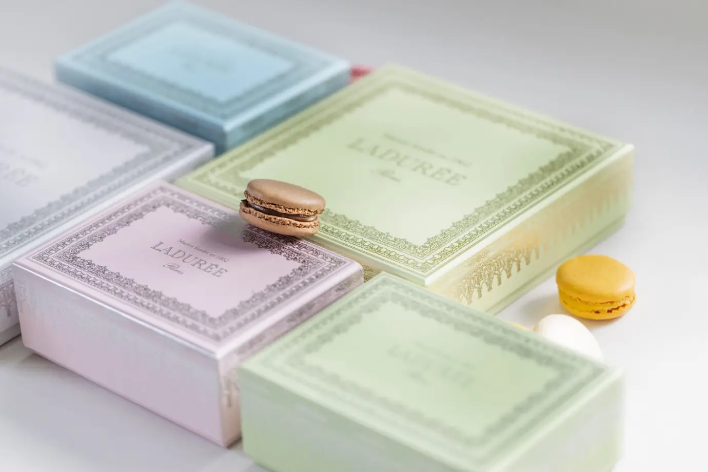 Εμβληματικά κουτιά δώρου Ladurée με επιλογή από macarons