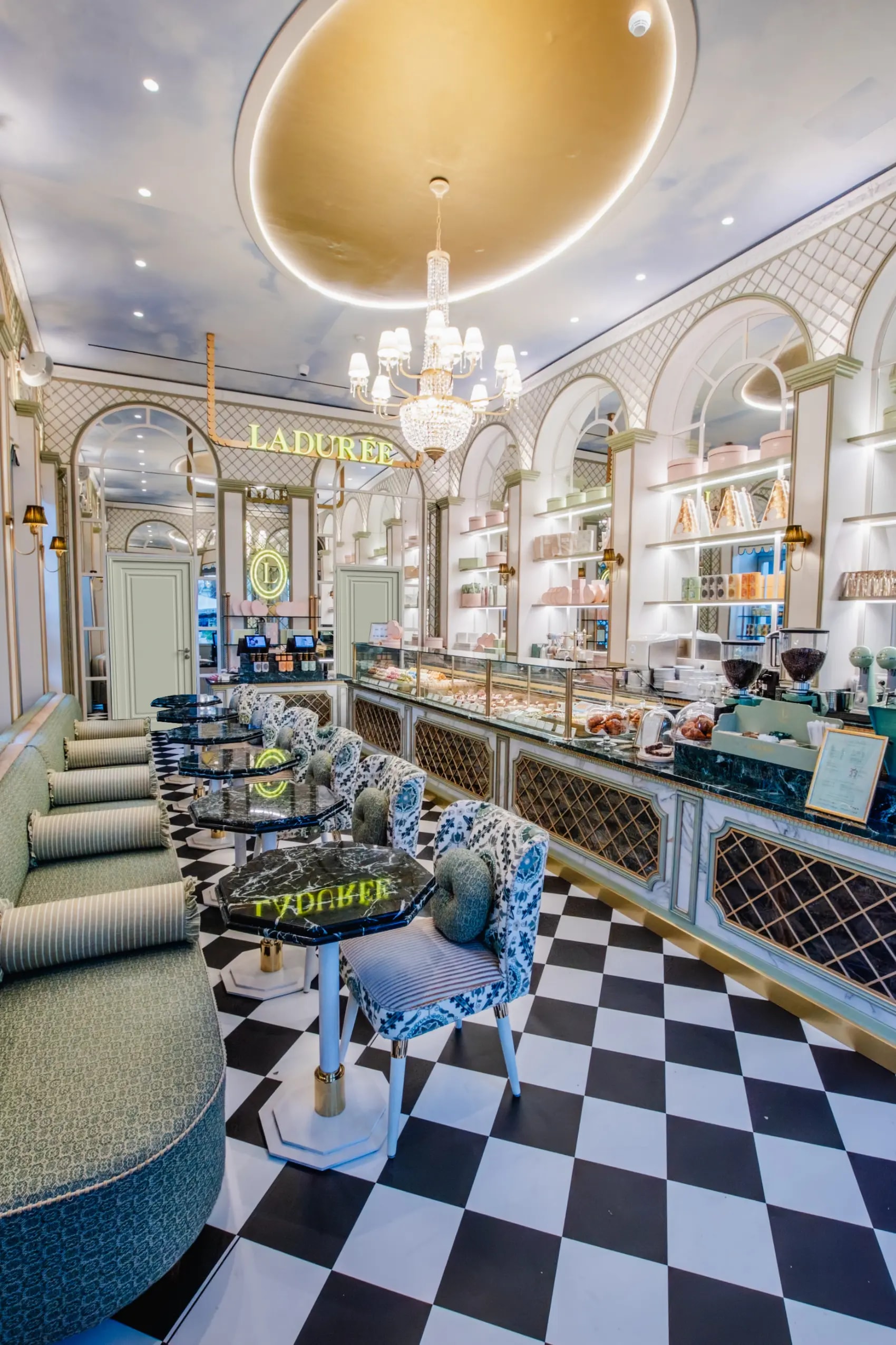 Εσωτερικό του Ladurée Salon de Thé στη Μητροπόλεως, Αθήνα
