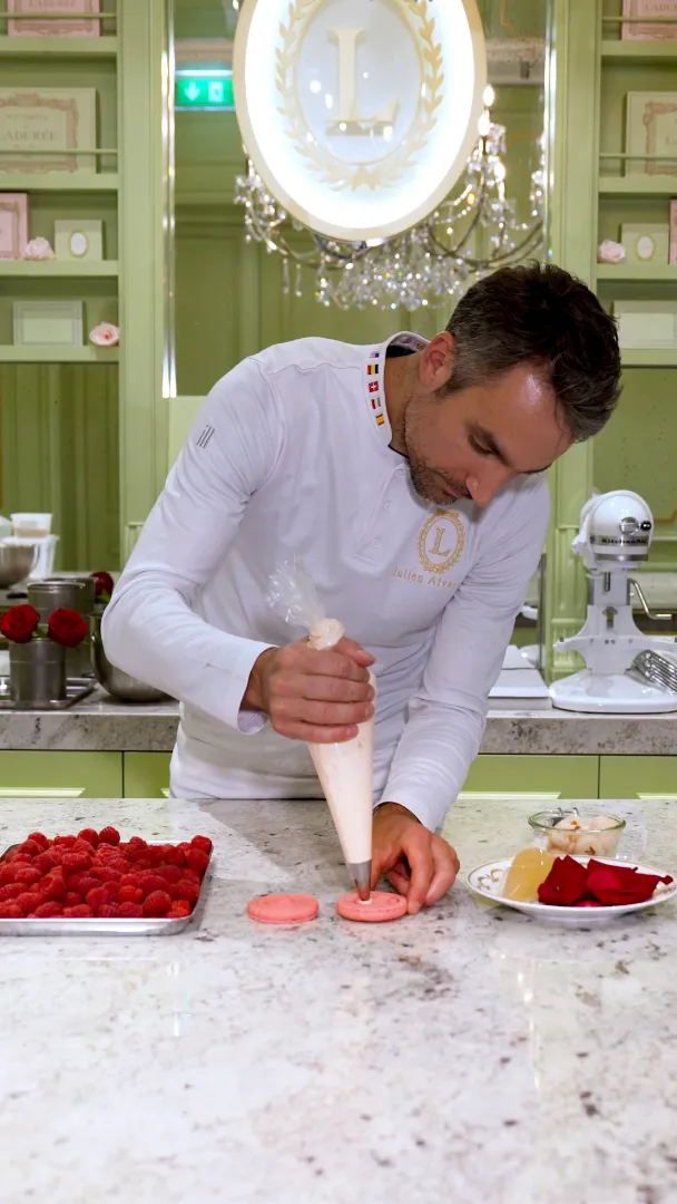Ο Chef Julien Alvarez δημιουργεί το Ispahan της Ladurée